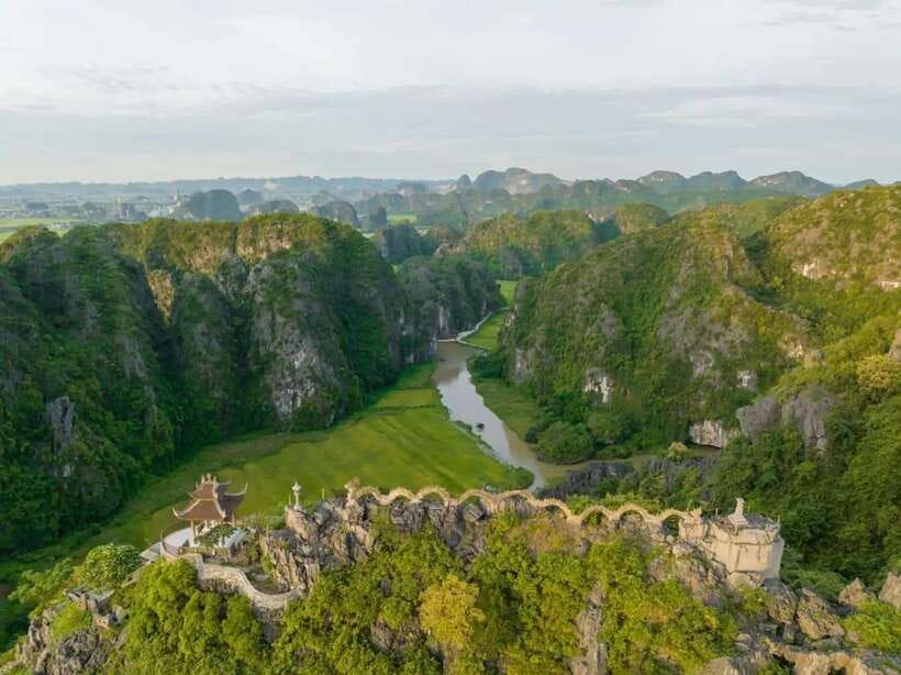 Hoa Lu, Bai Dinh, Trang An, Mua Cave Small Group Guide Tour - Mua Cave hike and the Ngoạ Long mountain viewpoint