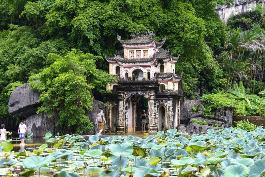 Hoa Lu-Mua Cave-Tam Coc-Bich Dong-Thung Nham National Park - Lunch at a local bungalow, then straight into Tam Coc