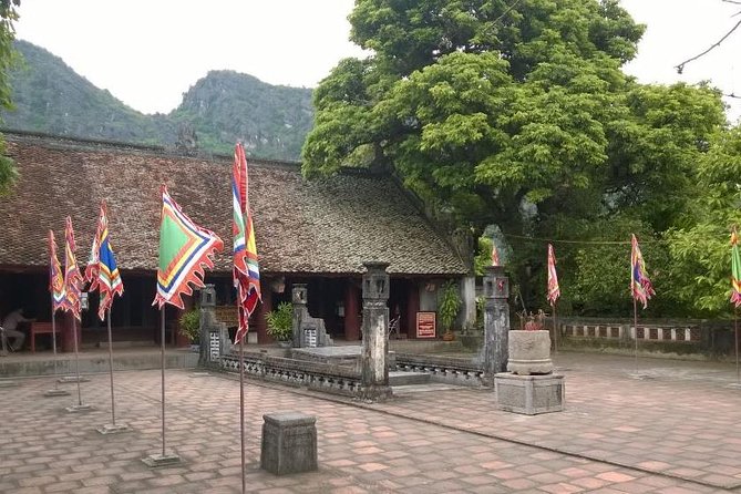 Hoa Lu - Tam Coc boat Trip and Mua Cave - Tam Coc boat trip through three caves: the moment most people remember