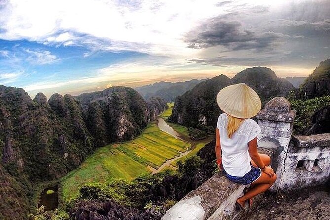 Hoa Lu - Tam Coc - Mua Cave 1 Day with Cycling, Hiking, Lunch - Guide style and group pacing: what to expect from the day’s host