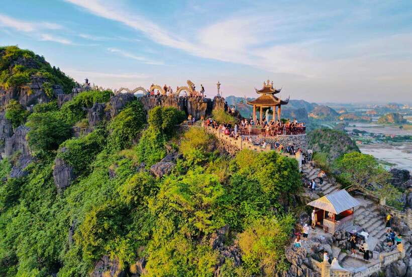 Hoa Lu, Tam Coc, & Mua Cave Day Trip with Lunch & Limousine - Key things to love (before you go)