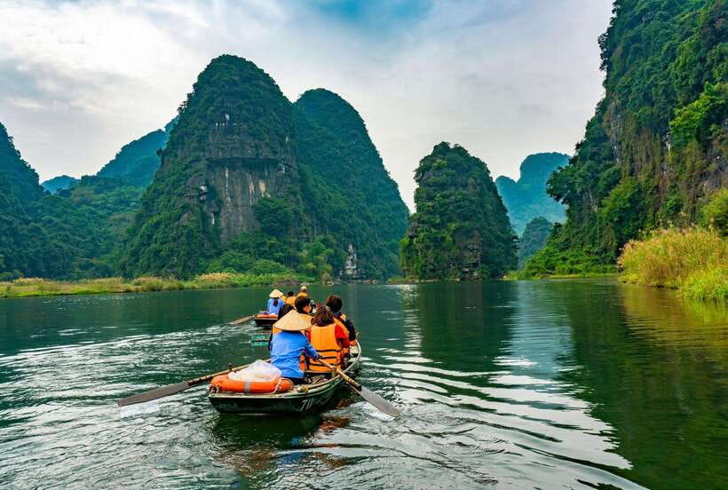 Hoa Lu, Tam Coc, & Mua Cave Day Trip with Lunch & Limousine - Hoa Lu’s temple sites: Vietnam’s old capital in plain sight