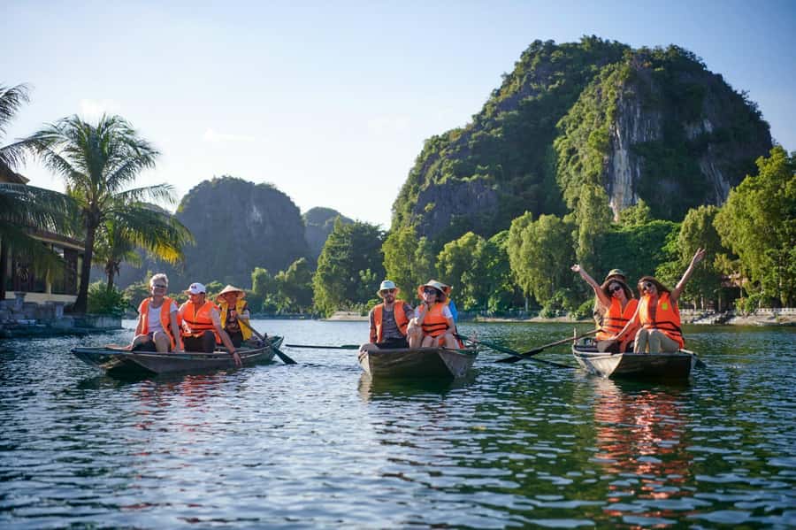 Hoa Lu - Tam Coc - Mua Cave / Limousine Transfer - Comfort and Logistics: Shoes, Temple Rules, and Bus Comfort Checks