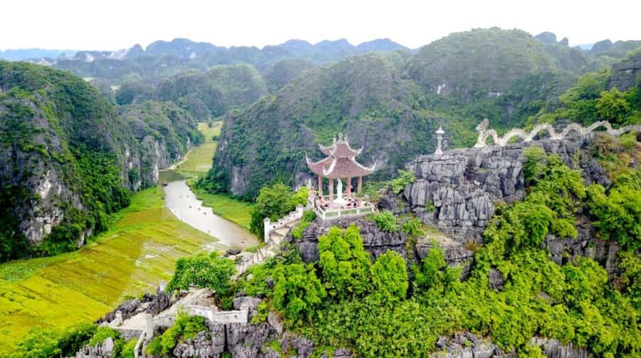 Hoa Lu - Tam Coc - Mua Cave / Limousine Transfer - Food at Midday: Vietnamese Lunch Without the Guesswork