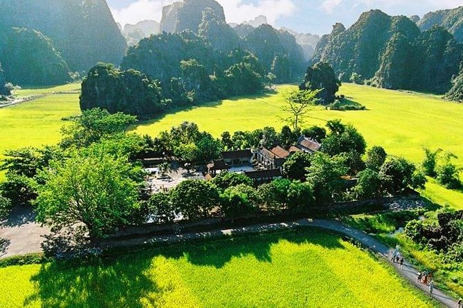 HOA LU -TRANG AN -MUA CAVE Full Day Including Boat Entrance Fees and Lunch - Tam Coc cave boats on Ngo Dong: the three-cave show