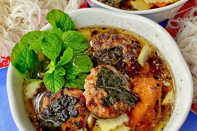 (HOT) Hanoi Guided Street Food and Train Street Tour with Local - The real star: 6+ dishes and how to get the most out of them