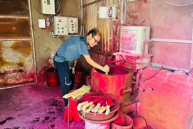 Incense Village, Hat & Lacquer Artisanal Tour Options From Hanoi - Stop 2: Làng làm hương đỏ and the art of red incense