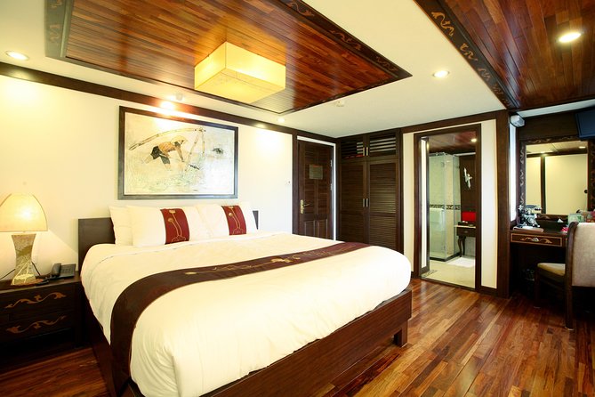 Indochina Sails Halong Bay - Meals onboard: three included servings, fresh prep, and service you’ll remember
