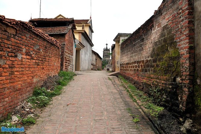 Instagram Tour Duong Lam Ancient Village with Train Street Visit - Duong Lam Ancient Village: Why the Quiet Matters