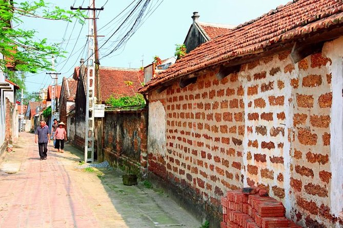 Instagram Tour Duong Lam Ancient Village with Train Street Visit - Duong Tau at Train Street: Coffee, Waiting, and the Photo Window