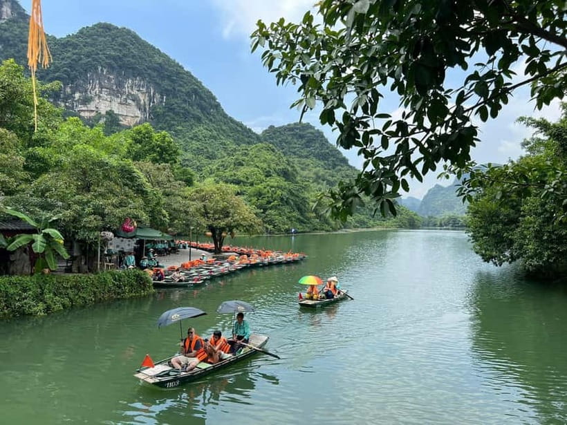 Luxury Limousine Tour: Hoa Lu, Trang An/Tam Coc & Mua Cave - Hoa Lu Temple: Vietnam’s ancient capital, with a guide who explains the why