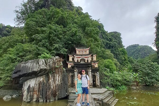 Ninh Binh 1 Day Tour(Tam Coc - Mua Cave - Bich Dong) - Stop 3: Bike ride through rice fields and a local family visit
