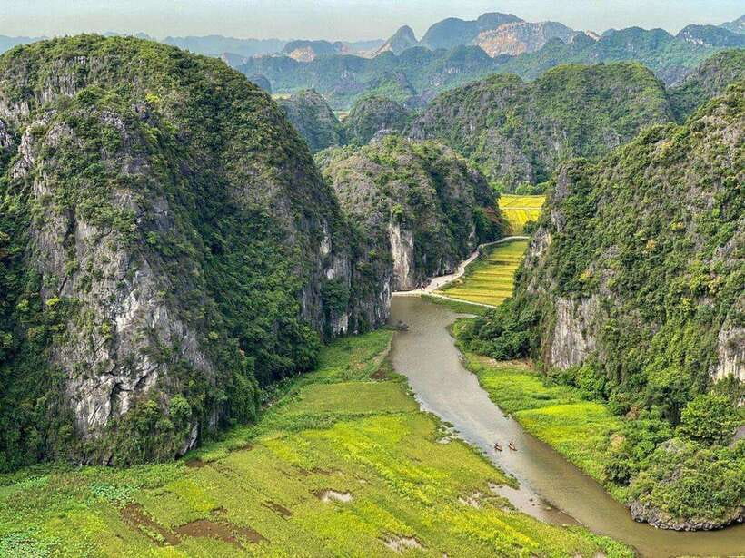 Ninh Binh : Bai Dinh Pagoda, Trang An, and Mua Cave Tour - Trang An: the boat ride through caves and limestone cliffs