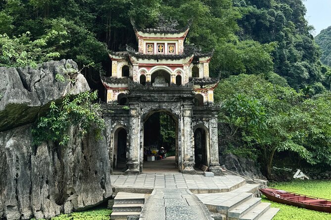 Ninh Binh Day Escape from Hanoi: Local Life, Connection & Tales - Sampan boat in Tam Cốc: rice paddies, limestone cliffs, and cave passages