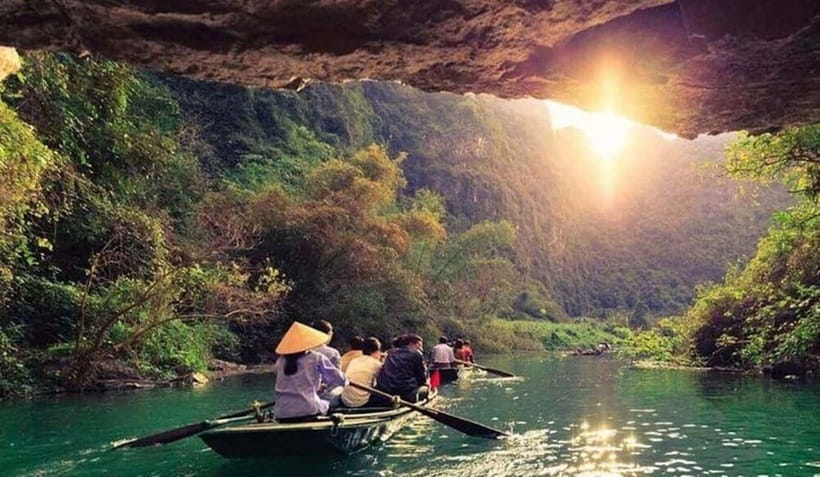Ninh Binh Day Tour: Hoa Lu, Trang An Mua Cave, Boat Ride - Hoa Lu Ancient Capital: Kings Dinh and Le in the Temples