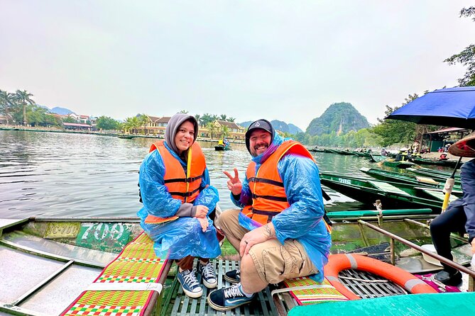 Ninh Binh Full-Day to Hoa Lu Tam Coc & Mua Cave Via Boat & Bike - Tam Coc-Bich Dộng: boat rowing on the river and three grottos