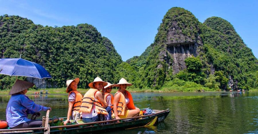 Ninh Binh: Hoa Lu, Mua Cave, and Trang An Tour and Boat Ride - From Hoàn Kiếm to Hoa Lu: an early start you’ll actually appreciate