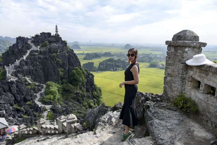 Ninh Binh: Hoa Lu, Mua Cave, and Trang An Tour and Boat Ride - The included buffet lunch: convenient, but don’t expect five-star