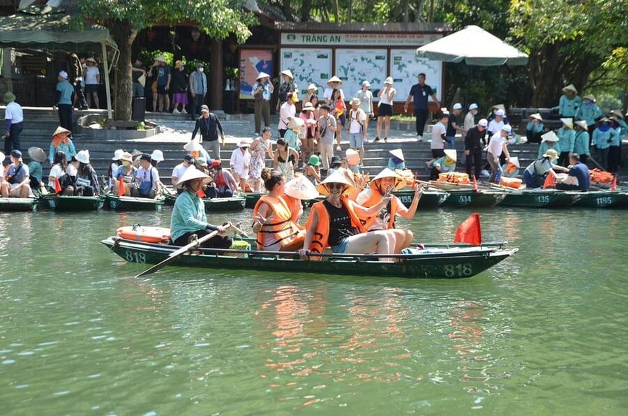 Ninh Binh : Hoa Lu, Trang An & Mua Cave 1 Day Trip - Lunch at midday: fueling up before the Trang An boat circuit