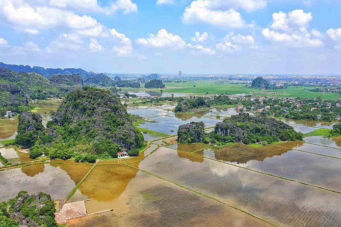 Ninh Binh in Spanish - Van Long Nature Reserve: a calmer boat ride through karst scenery