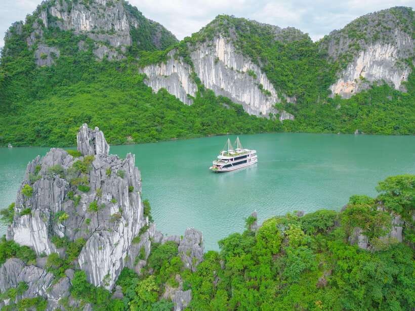 Ninh Binh: Luxury Day Cruise to Stunning Ha Long Bay + Lunch - Sung Sot (Surprising) Cave: your best chance to see the bay’s geology up close