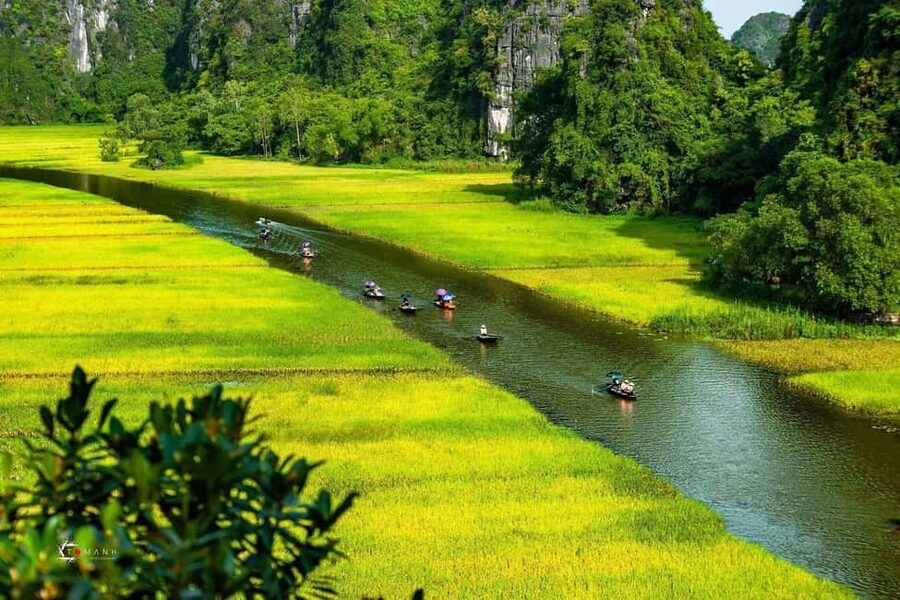 Ninh Binh Private: Hoa Lu & Tam Coc & Bich Dong & Mua Caves - Lunch by the river: a real Vietnamese reset, not a rushed snack