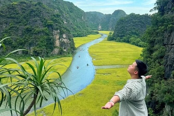 Ninh Binh Tour from Hanoi for 6-9 Pax/tour by DCar Limousine - Múa Caves and the Múa Cave climb: the best effort-to-view moment