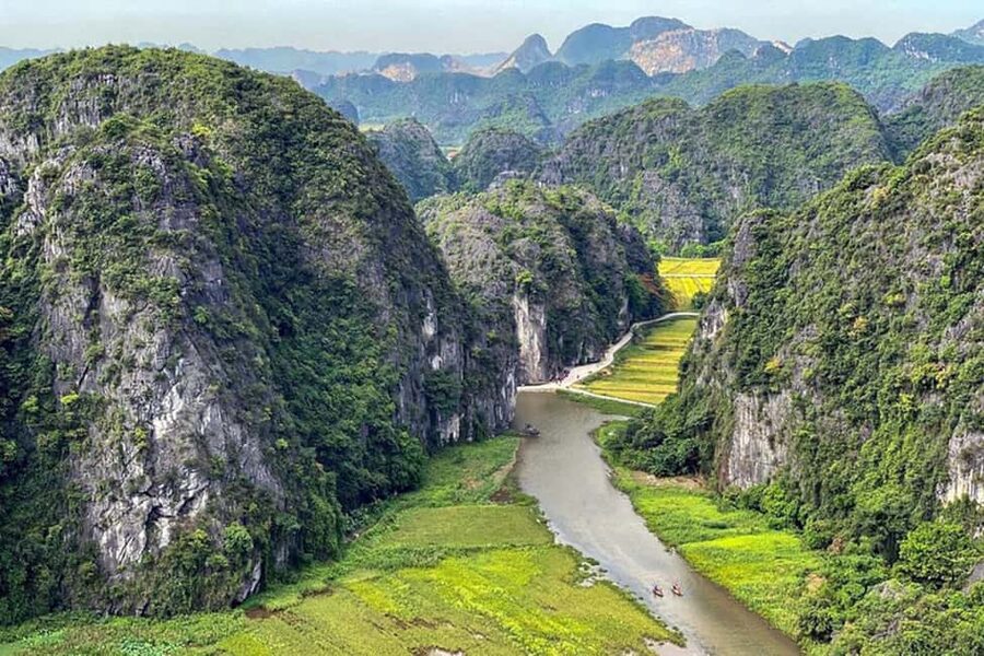 Ninh Binh: Trang An Boat Ride, Hoa Lu & Mua Cave Sunset - Hoa Lu Temples Under Karst Cliffs: More Than a Quick Photo Stop