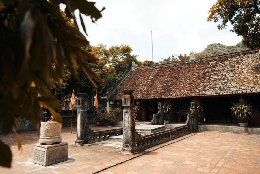 Ninh Binh Trip Visit Hoa Lu Capital -Tam Coc-Biking-Mua Cave - Buffet lunch at 12:00: fueling the boat and the hike