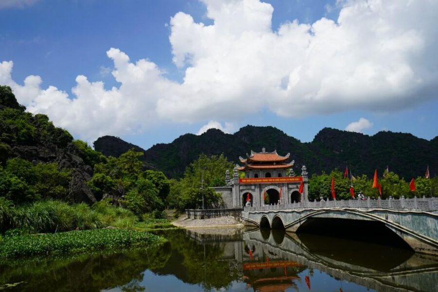 Ninh Binh Trip Visit Hoa Lu Capital -Tam Coc-Biking-Mua Cave - Tam Coc at 13:30: sampan boat cruise through limestone cliffs