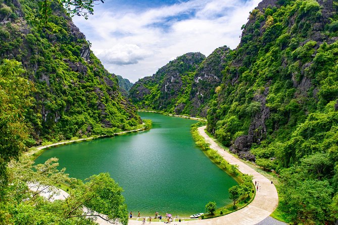 Ninh Ninh daily tour: Am Tien Cave- Mua Cave and Trang An boat ride - Tuyet Tinh Coc: 200 steps, a cave pagoda, and lake time