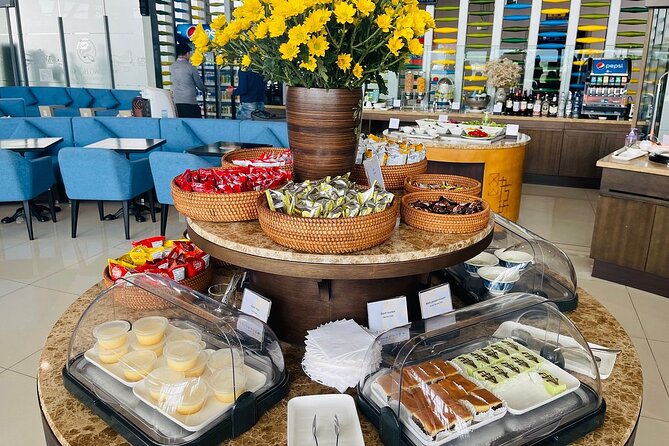 Noi Bai International Airport Business Lounge - The food and bar: what a real airport meal feels like