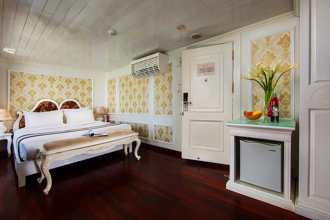 (Official) Signature Royal Cruise - 03 days 02 nights program - Onboard activities: how they help you enjoy the bay more