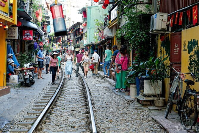 Old Quarter Food Tour in Hanoi - Dong Xuan Market night: chả cá, turmeric fish, and dessert with antiques