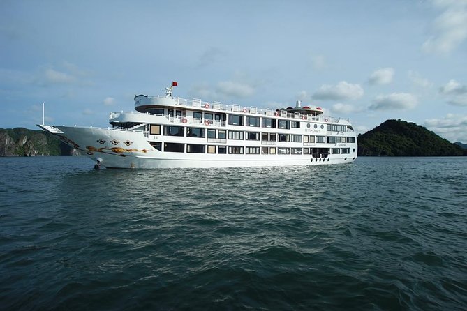 Overnight Halong Bay Cruise on the Starlight - Day 1: guided Sung Sot Cave and the Ti Top viewpoint