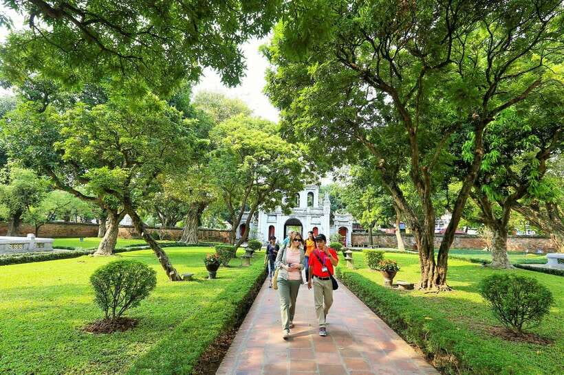 Private Hanoi: Crowd-free Morning Highlights - Hoan Kiem Lake and Ngoc Son Temple: spiritual calm with famous sights