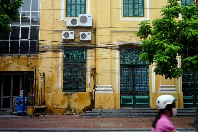 Private Hanoi Half-Day Tour: Train Street and Must Visit Places - Dong Xuan Market: local shopping and food without getting lost