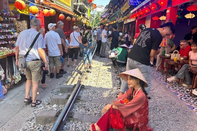 Private Hanoi Old Quarter Food Tour with 8+ Authentic Tastings - Stop 1: Vườn hoa Bách Việt and the Hanoi “before you eat” moment