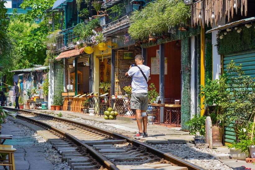 Private Hanoi Walking Tour with visit Train Street - Entering Hanoi on foot: why this tour clicks