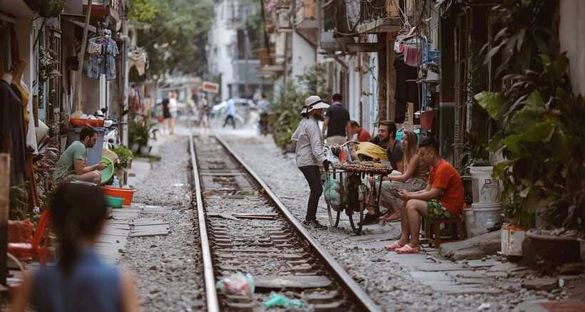 Private Hanoi Walking Tour with visit Train Street - Ta Hiên beer street: Hanoi street life, front-row