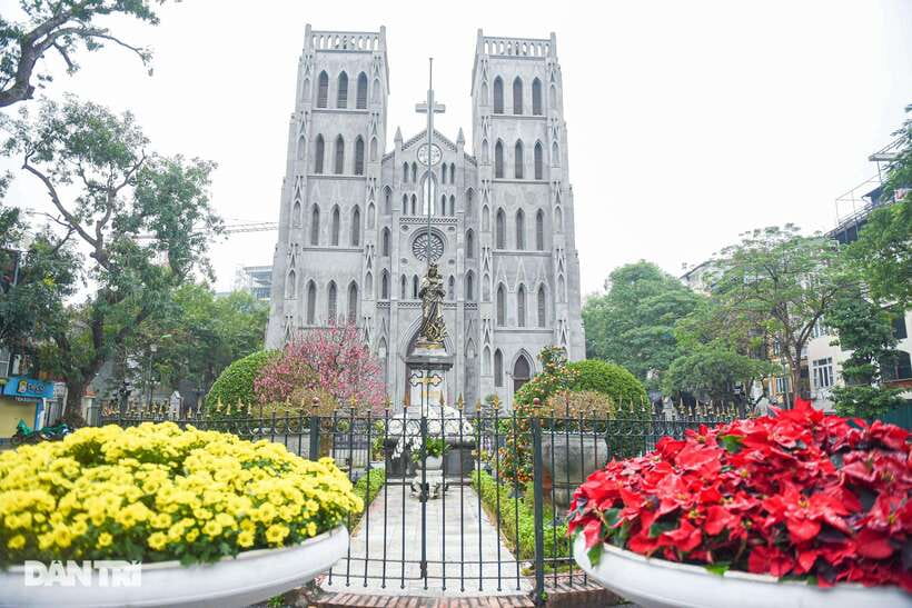 Private Hanoi Walking Tour with visit Train Street - Long Biên Bridge: a historic cantilever with painful memory