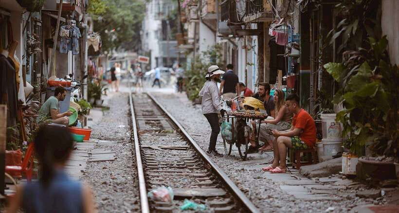 Private Hanoi Walking Tour with visit Train Street - Meeting up, then flowing through the Old Quarter (3 hours, real rhythm)