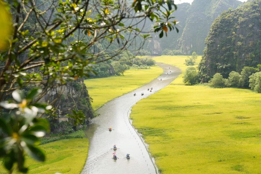 Private Luxury 1 Day Trip: Hoa Lu, Tam Coc, Mua Cave, Biking - Lunch in Ninh Bình: fuel for the afternoon climb and bikes