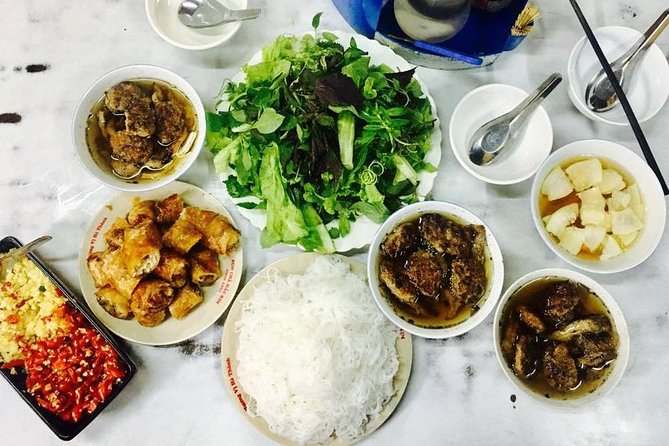 (Private/Motor/Cutural) Street food experience in Hanoi old quarter - Guide quality: the experience works best with strong communication