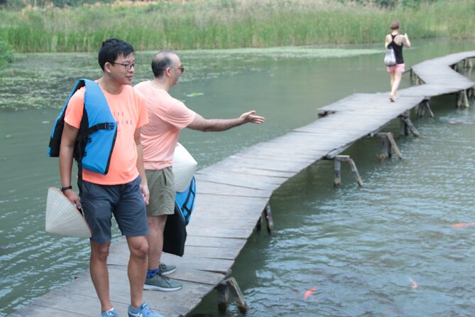 Private Ninh Binh Full Day (Bich Dong -Tam coc -Mua cave- Biking) - Lunch near Tam Cốc and Bich Động: stop for fuel, not a food quest