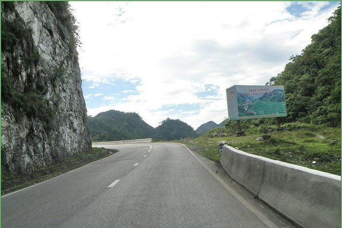 Private Transfer Hanoi <=> Mai Chau One Way (Free hotel pickup) - The 3.5-Hour Drive: AC Comfort, Photo Stops, and Real Road Handling
