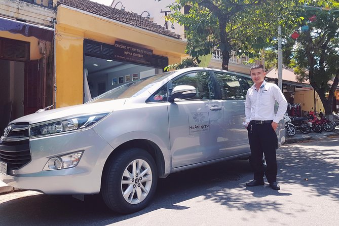 Private Transfer: Noi Bai Airport to/from Ha Noi City Center - Vehicle options and group sizing (2, 3, or up to 8 passengers)
