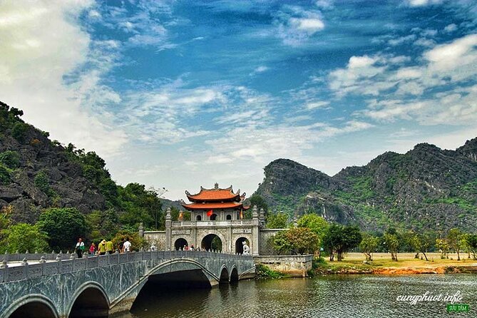 Roundtrip: HaNoi - NinhBinh - LanHa Bay on 5-Star Cruise 3days - Day 1 in Ninh Binh: Hoa Lu, Tam Coc Views, and Hoa Lu’s Limestone Backdrop