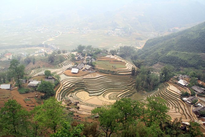Sapa Villages trekking and homestay 2 Days/ 1 night package tour: best selling - Guides make the difference: what to look for on the trail