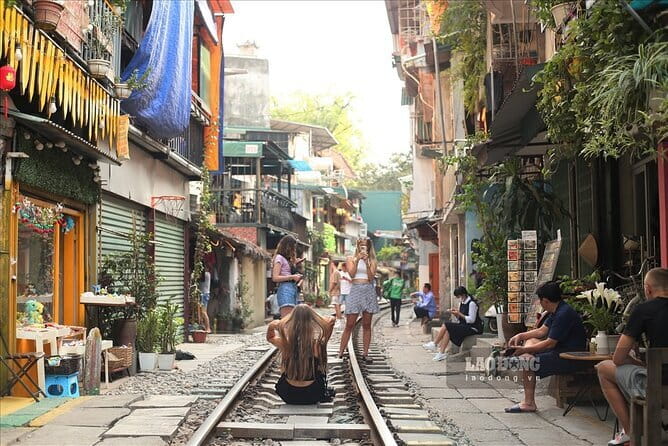 Shore Excursion Discovery Hanoi City from HaLong Bay Port - Train Street Coffee at Bếp Vua Chả Cá: Fun, Local, and a Little Surreal